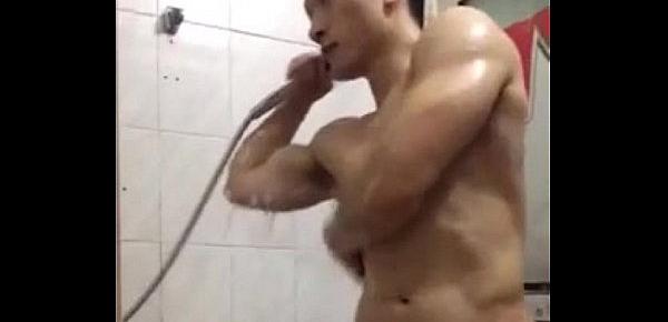  Japonês gostoso tomando banho na academia